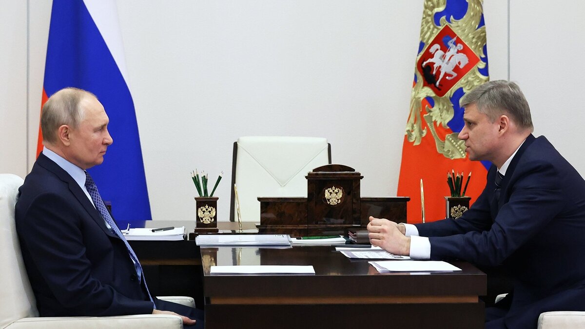    Президент РФ В. Путин встретился с главой РЖД О. Белозеровым© РИА Новости . Михаил Климентьев