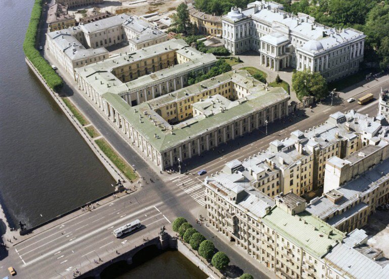 Аничков дворец. Между дворцом и набережной реки Фонтанки видны корпуса, построенные позже. Именно они видны с набережной и с Невского проспекта. Фото из интернета 
