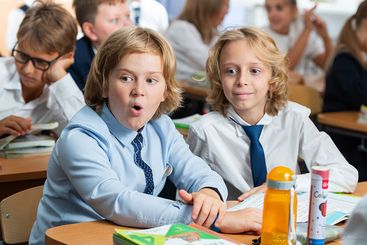 Эмоциональный репортаж не заключается в том, чтобы ловить удачный момент. Момент лучше создать фотографу. Здесь я развеселил соседа, на которого смотрят ребята. Предварительно перед этим настроив на них хороший свет.