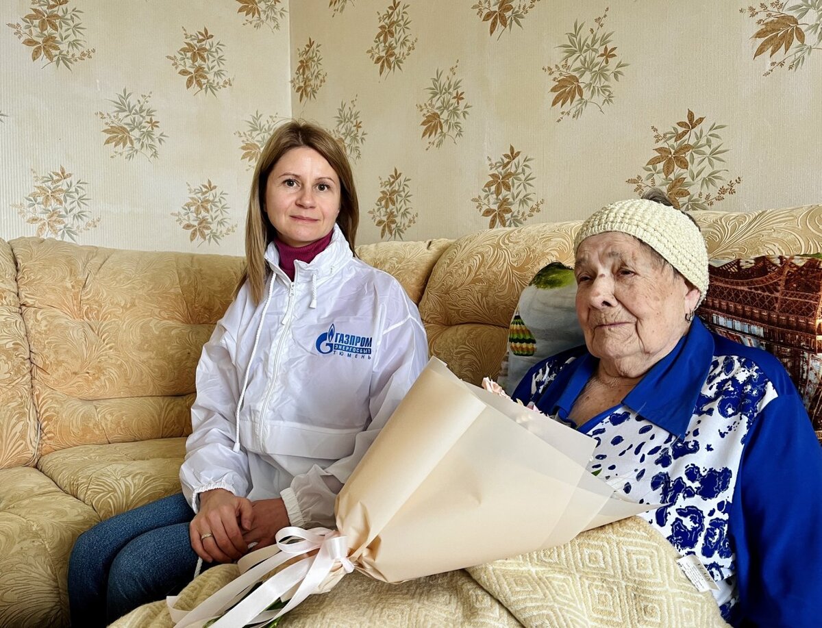    С 95-летием ветерана Великой Отечественной войны поздравили волонтеры «Газпром энергосбыт Тюмень»