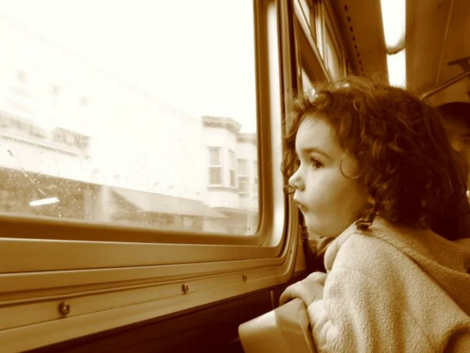 Мама с ребенком в электричке. Девочка в электричке с мамой. Детки в поезде. Путешествие с детьми на поезде. С мамой в поезде читать.