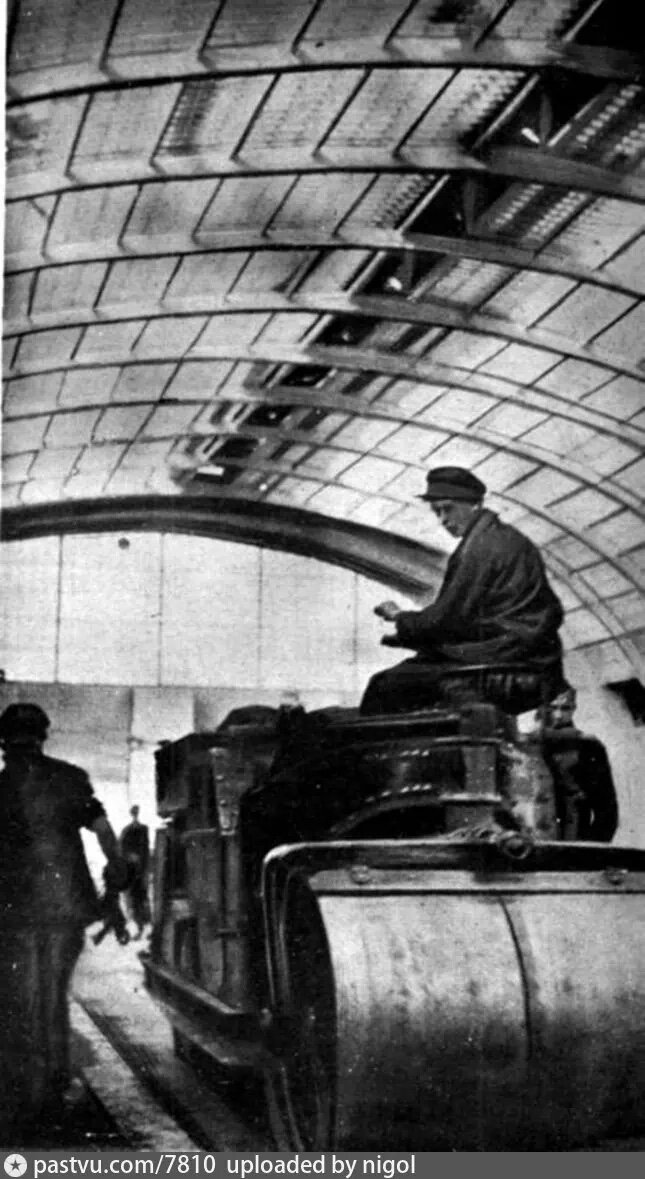 Укладка асфальта в помещении будущего рынка, 1932. С сайта www.pastvu.com.