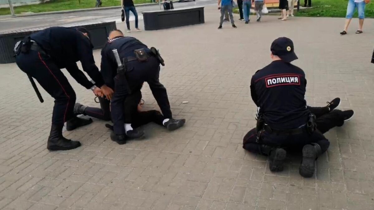 Поймали мигранта.