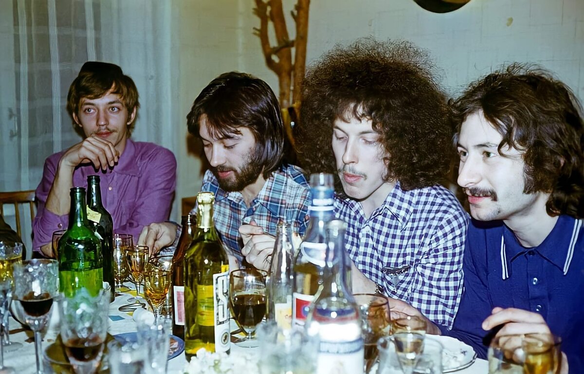 Борзов крайний слева