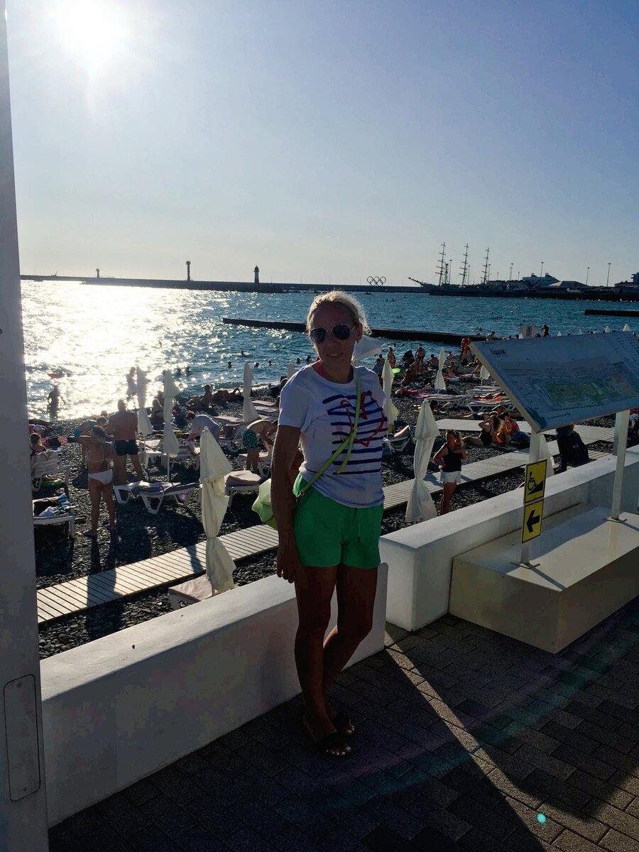 Я на набережной Сочи 10 сентября. Мы тогда хорошо искупались!:)