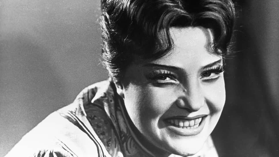    «Я всегда — кошка без хозяина»    
 В 1956 году Татьяна Доронина окончила Школу-студию имени Немировича-Данченко и попала по распределению в Волгоградский областной драматический театр имени Горького. Но проработала там только один неполный сезон РИА Новости