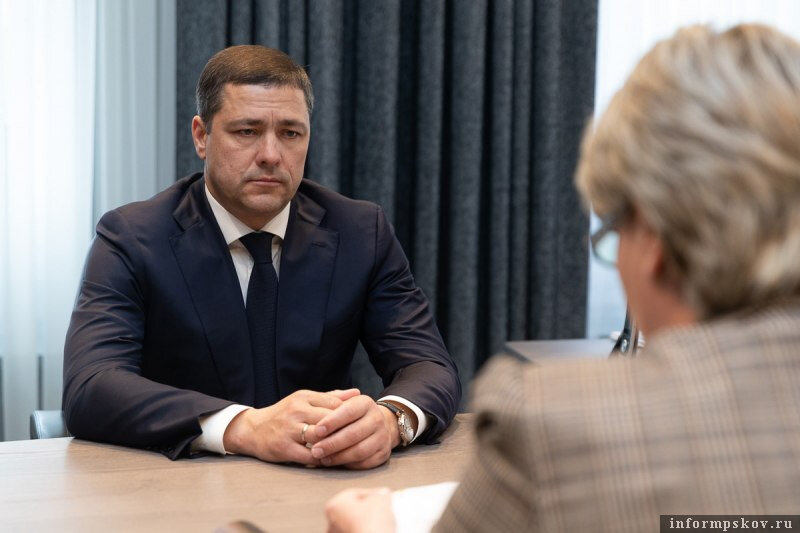 Михаил Ведерников потребовал не допускать впредь проблем с поставкой льготных лекарств. Фото пресс-службы правительства Псковской области