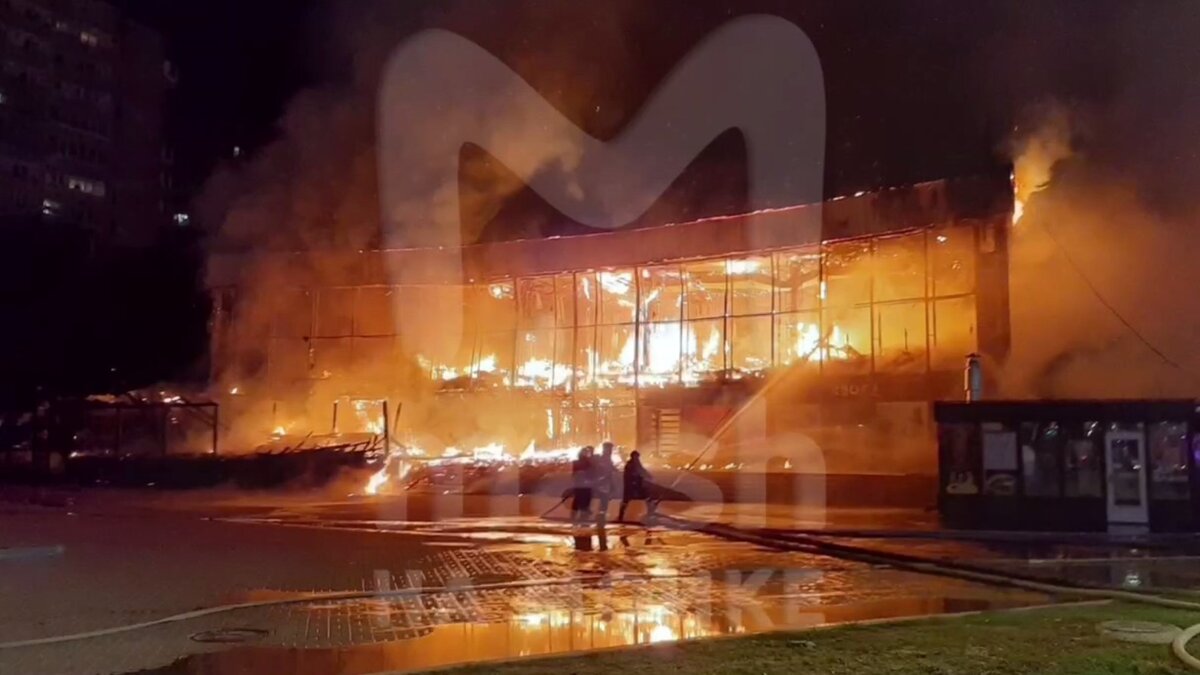     Сейчас площадь пожара составляет 1000 квадратных метров, его тушат 10 машин и почти 40 человек.