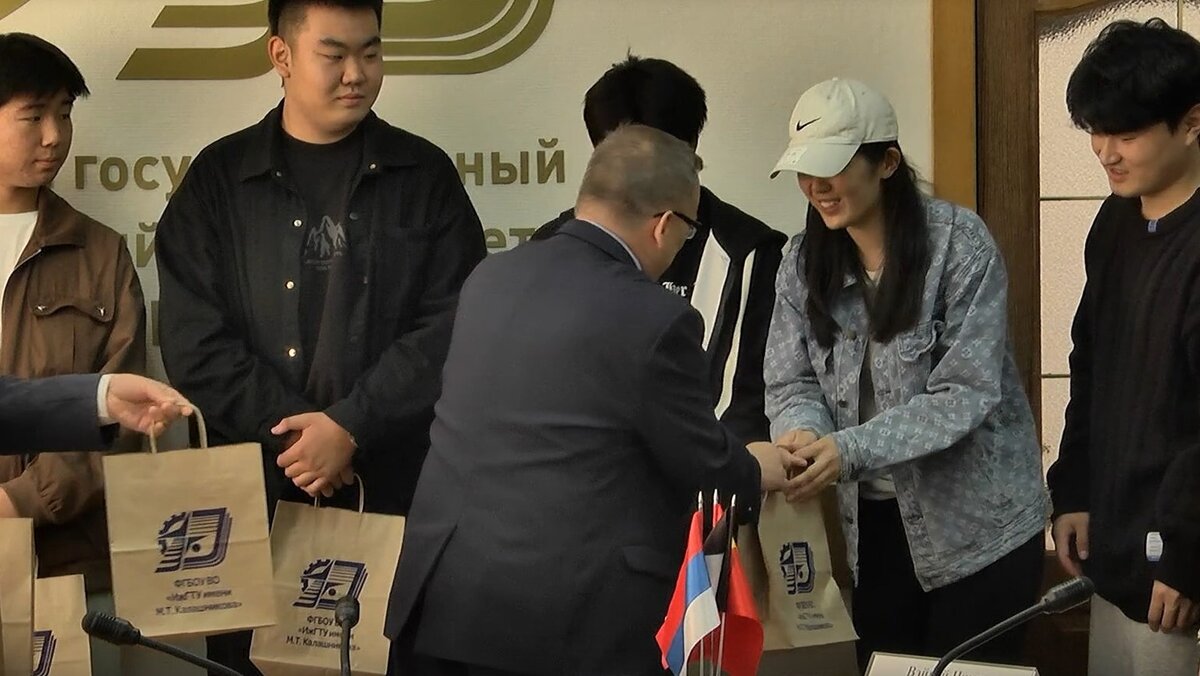    Восемь юношей и одна девушка из Китая теперь будут учиться в ИжГТУ.