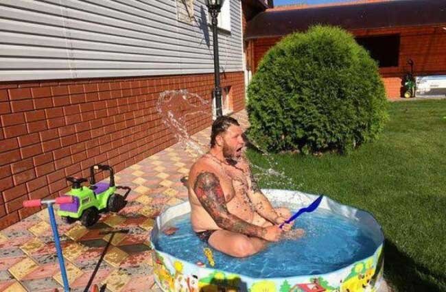 Да, именно так обычно и выглядит мальчик в свои первые 40 лет детства