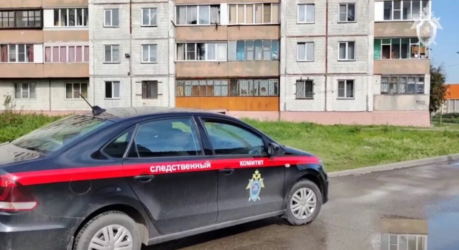 Следователи у дома, где жила семья/ Фото: t.me/su_skr22