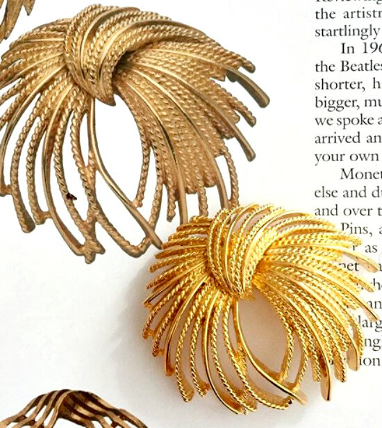 Брошь Mirador от компании Monet. упомянута в книге Alice Vega's «Monet, The Master Jewelers» на стр. 173.