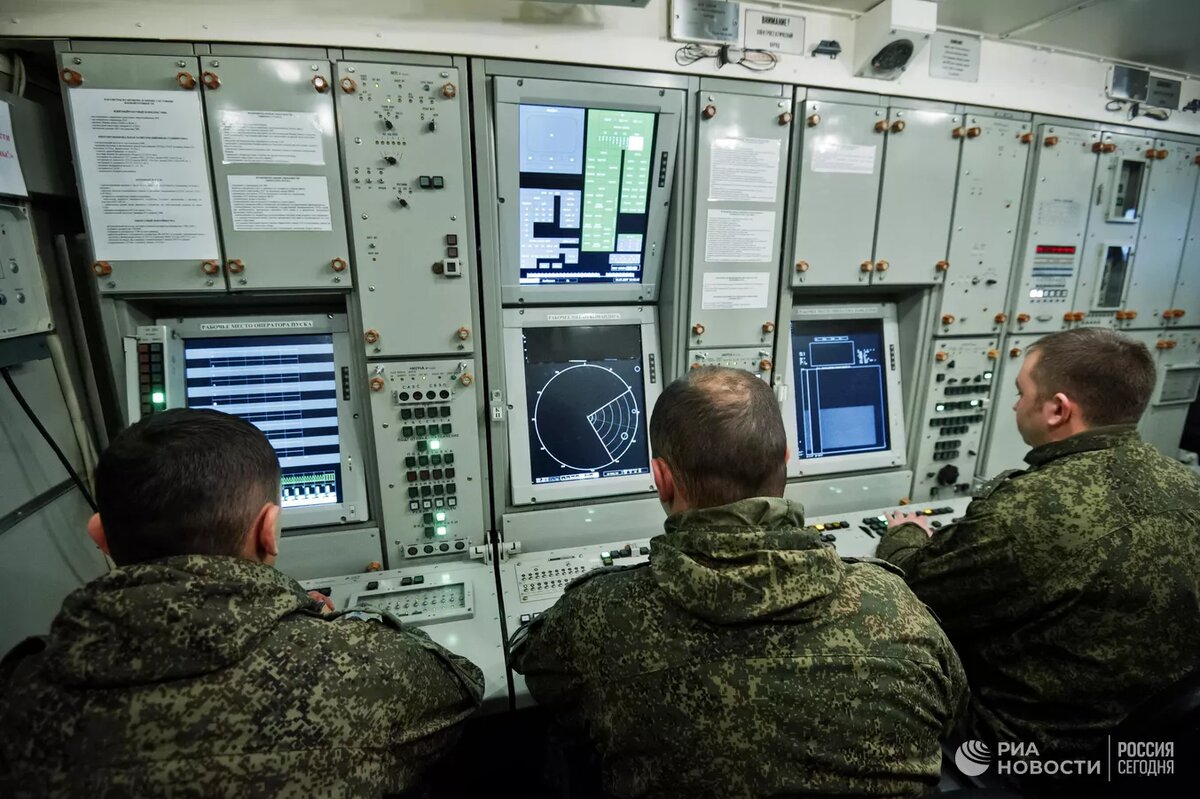 © РИА Новости / Сергей Мальгавко Перейти в медиабанк
Боевое дежурство за пультом управления зенитно-ракетного комплекса. Архивное фото