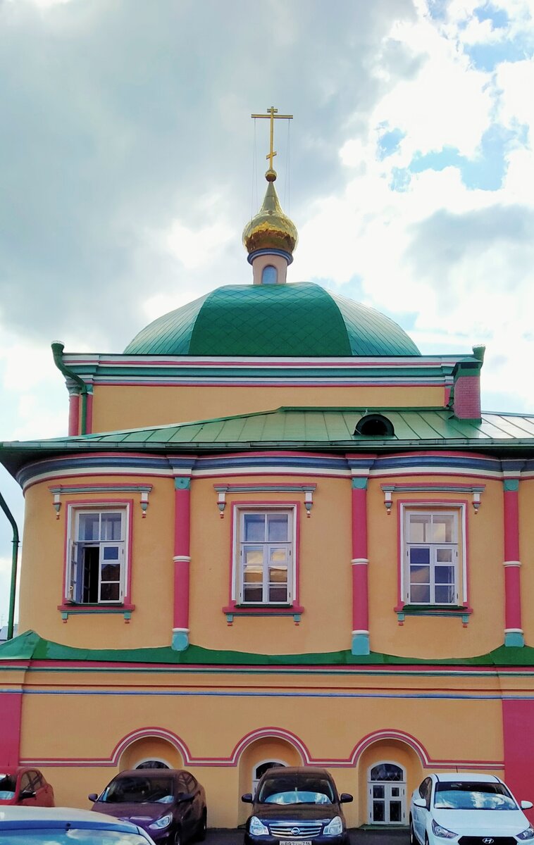 Православный храм в традиционных цветах Татарстана. Встретила по пути. 