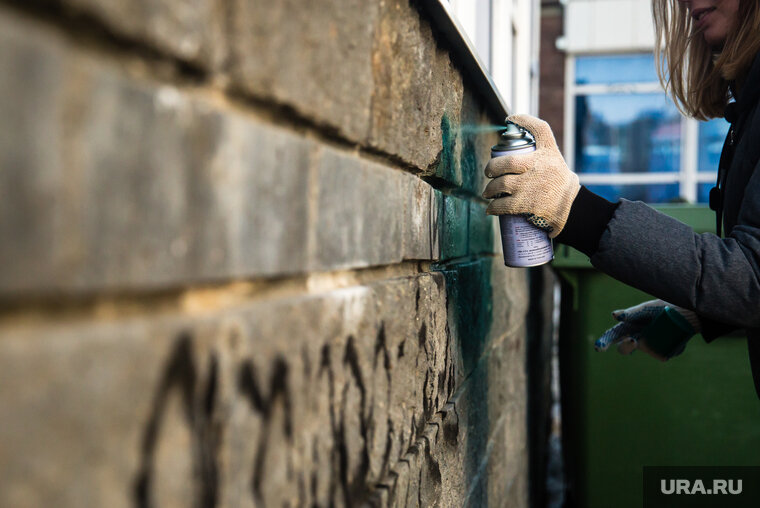    Граффити появилось на той же стене, где был создан арт-объект в память о погибшем на спецоперации Андрее Келлере