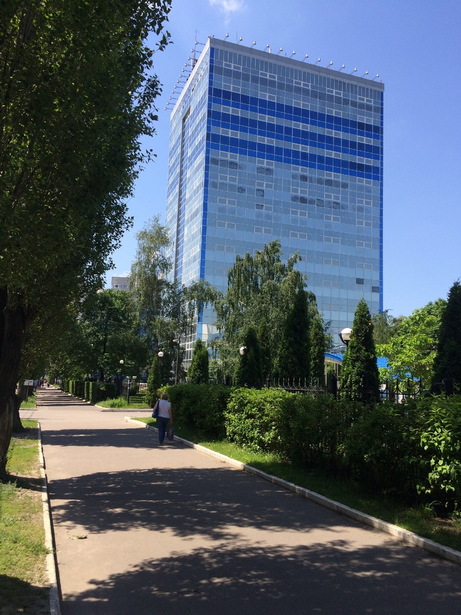 Это корпус нашего института: мы размещались на  шестом этаже, а производственные отделы были выше и  из окон  видна вся территория завода и стройка энергокорпуса. Из окон нашего руководства не видно завода, они выходили на другую сторону. фото сделано со стороны завода.