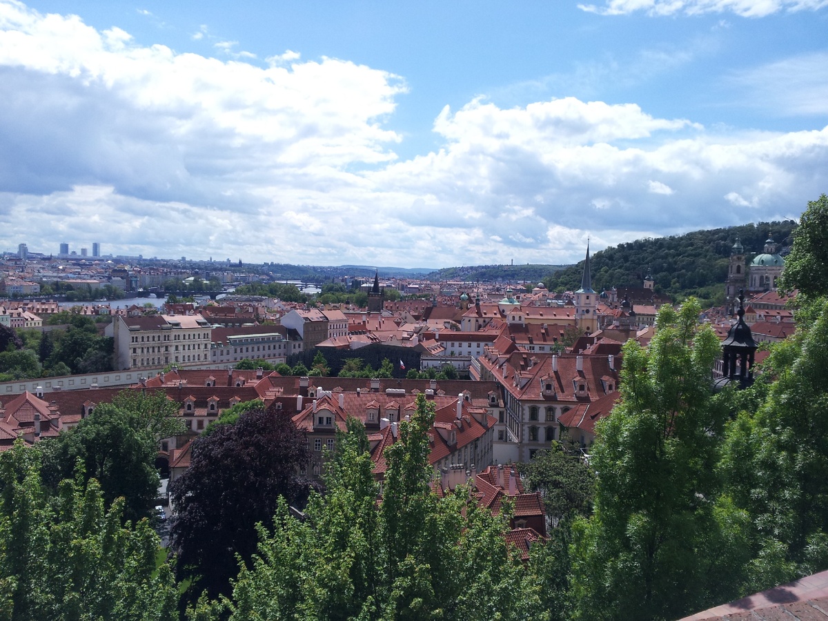 Сегодня поговорим о том, почему многие люди так любят приезжать в Прагу.