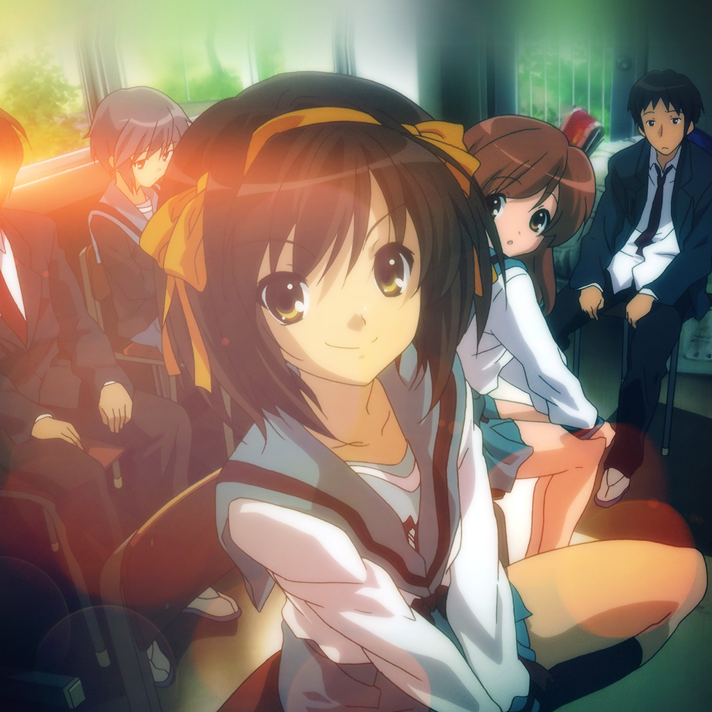 Кён — обыкновенный японский школьник, уже давно не верящий ни во что, выходящее за рамки привычного. Однако, познакомившись с одноклассницей Судзумией Харухи, тот вскоре узнаёт, что существуют и пришельцы из будущего, и инопланетяне, и даже экстрасенсы — все они среди нас, да к тому же маскируются под рядовых школьников! А началось всё с недовольства Харухи отсутствием в школе интересных клубов. Но ведь нет ничего проще, считает Кён, если нет нужного — сделай сам, о чём и заявляет Харухи. Как оказалось, зря. Отныне в школе появляется Бригада SOS — клуб по поиску и изучению паранормального!
Первым членом, помимо Харухи, становится, конечно же, Кён, на тот момент мечтающий уже только об одном — чтобы взбалмошная девчонка оставила его в покое. Размещаться SOS будут в комнате литературного кружка, там всё равно сидит лишь Юки Нагато, по совместительству инопланетянка. Но трое — слишком мало, надо найти ещё кого-нибудь, например... вот эту милую второклассницу с потрясающей... гм... не важно. Четвёртым членом, пусть и не по своей воле, становится Микуру Асахина, путешественница во времени. Для полного комплекта не хватает лишь таинственного незнакомца, возникшего из ниоткуда и преследующего свои тайные цели. Лёгок на помине! Вскоре в школу переводится Ицки Коидзуми, он же — экстрасенс.
Теперь все в сборе, пора начинать поиски неведомого!