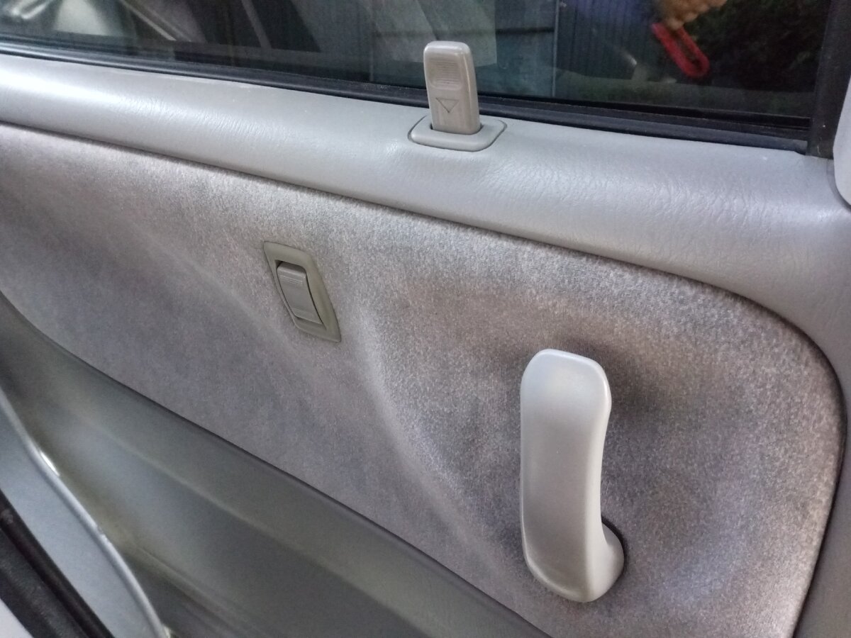 Левая дверь второго ряда