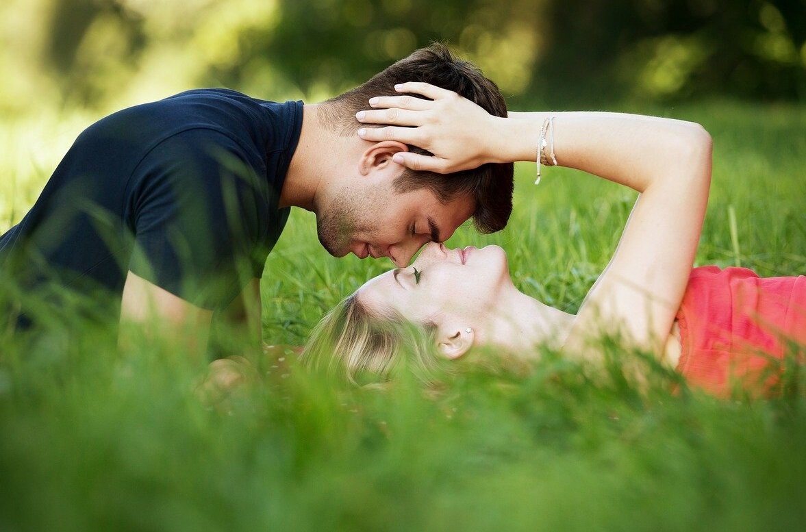 Я поля влюблённым постелю...