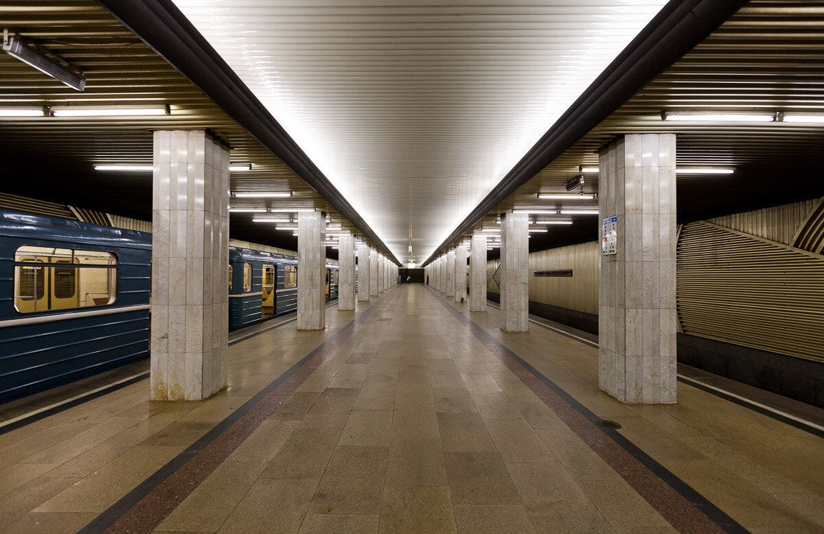 Метро на улице в москве. Станция бульвар Рокоссовского. Бульвар Рокоссовского метро. Станция метро бульвар Рокоссовского. Сокольническая линия метро станции бульвар.Рокоссовского.