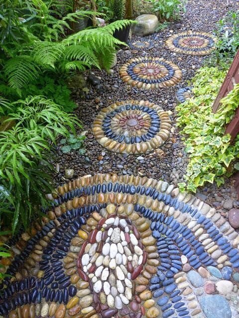 Мозаика на садовой дорожке
