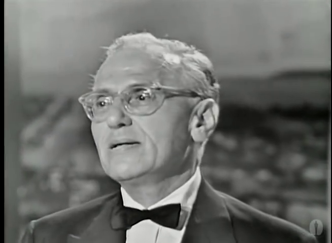 Джордж Кьюкор в момент получения Оскара за Лучшую режиссуру в фильме "Моя прекрасная леди". 1965 год.