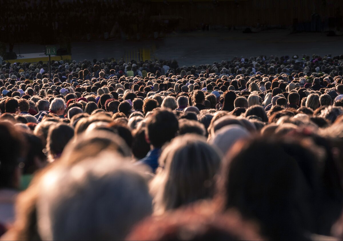 Много людей на планете. Демографическое перенаселение. Глобальная проблема перенаселения. Перенаселение в африке. Бангладеш дакка железнодорожный вокзал.