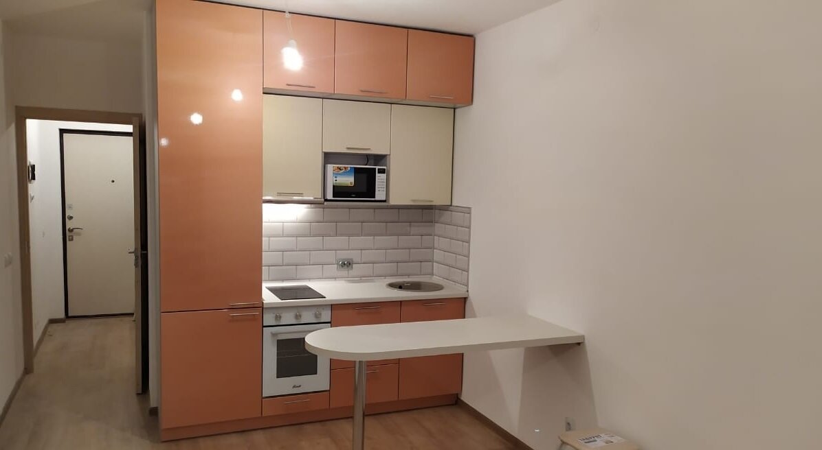 Хороший гарнитур под ремонт застройщика.