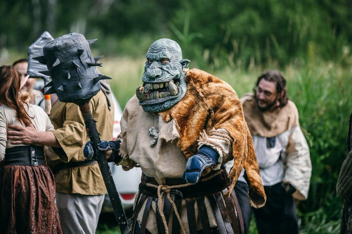 Не-а, это не гопник. Это как раз классный, озадачившийся костюмом игрок ))