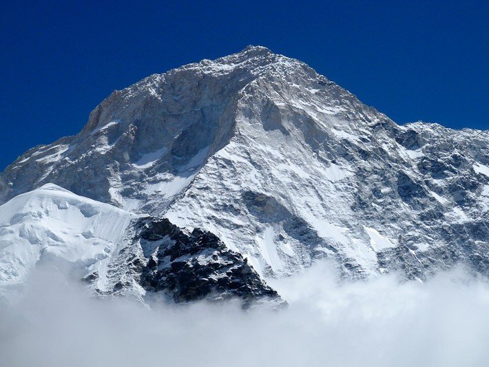 Величественная гора в 22 двух км от Эвереста.
