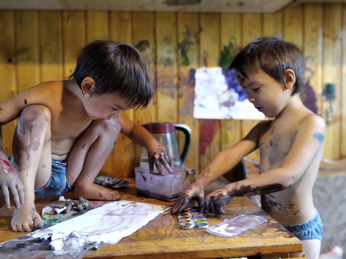 Наши дети в нашей кухней. 