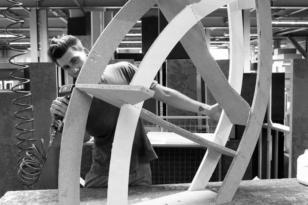 На фабрике снова заработали машины и люди
