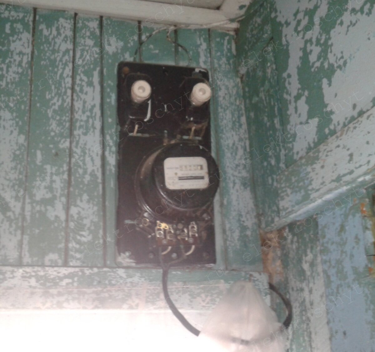 Рисунок 1: Стандартный советский счётчик с двумя «пробками»