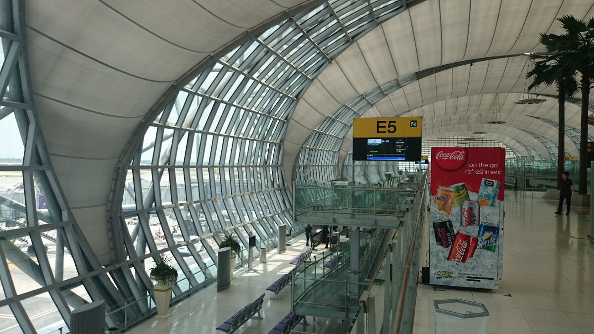 Пустующий аэропорт Суварнабхуми в Бангкоке (фото автора)