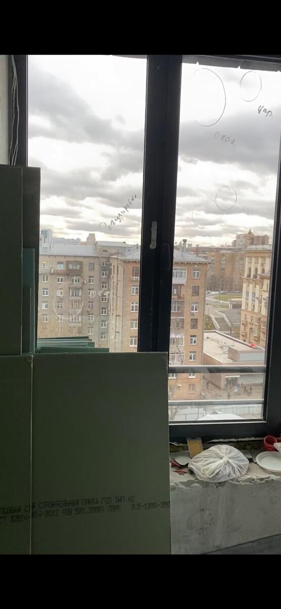 Так выглядели наши ометки дефектов на окнах. Фото автора