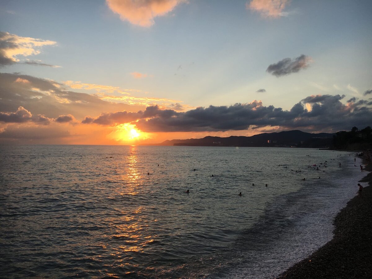 Большая часть из тех, кто на фото уже под градусом