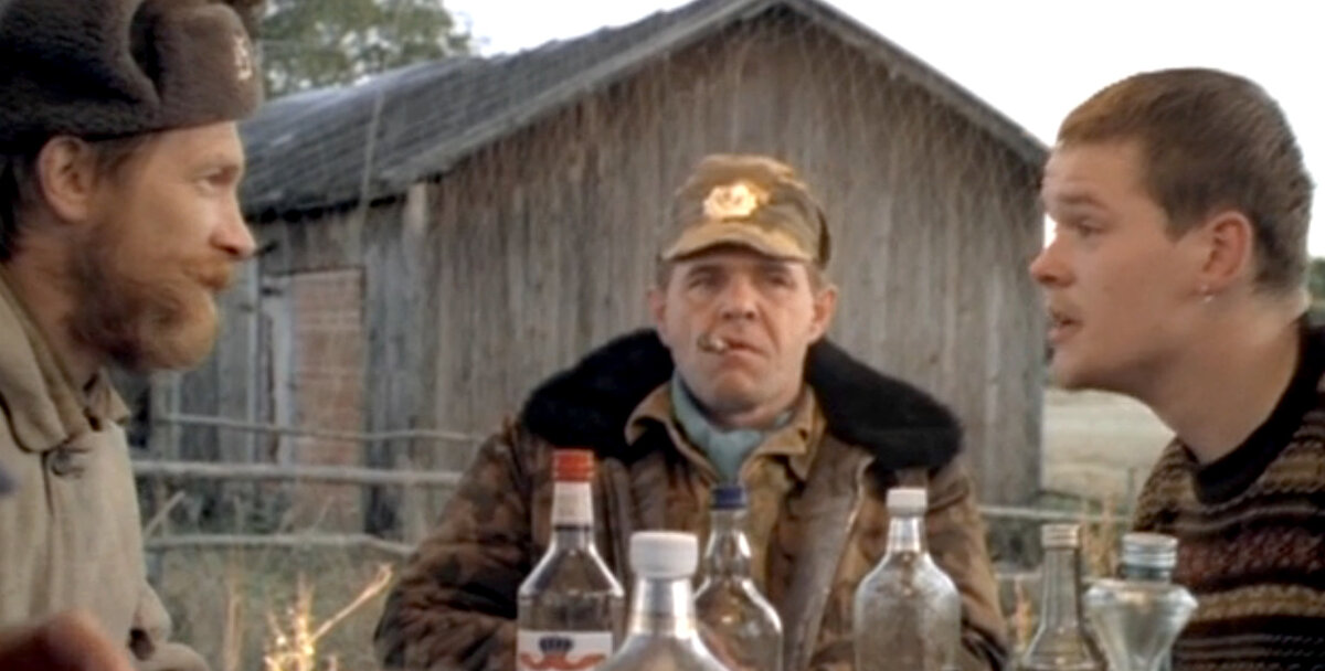 Виктор Бычков в роли Кузмича, Алексей Булдаков в роли генерала, Вилле Хаапасало в роли Райво. Кадр из кинофильма "Особенности национальной охоты", 1995 г., режиссер Александр Рогожкин, сценарист Александр Рогожкин, композитор Владислав панченко. Скриншот кадра для иллюстрации