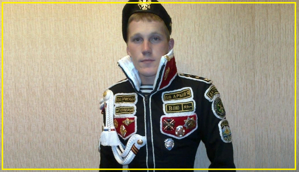 Воротник - должен быть стоячим и толстым (не всегда так делается). Внутренняя его часть подшивается белой тканью. Средняя толщина такого воротника - 1 см.