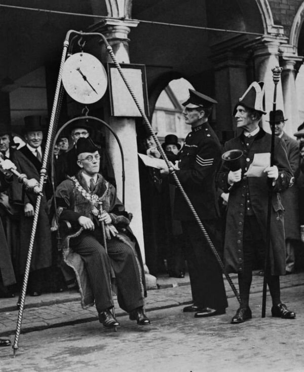 Обратите внимания на эмоции присутствующих