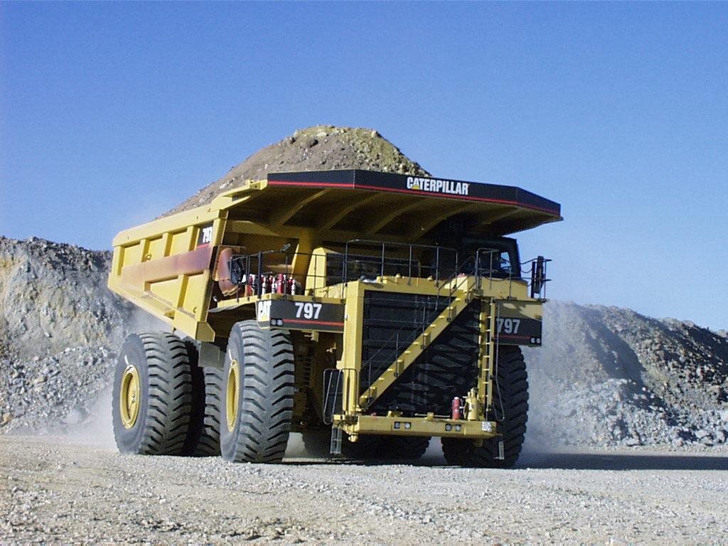 Большой грузовик это. Самосвал Caterpillar 797b. Самосвал Катерпиллер 797. Катерпиллер 797 б. Caterpillar 797b грузоподъёмность.
