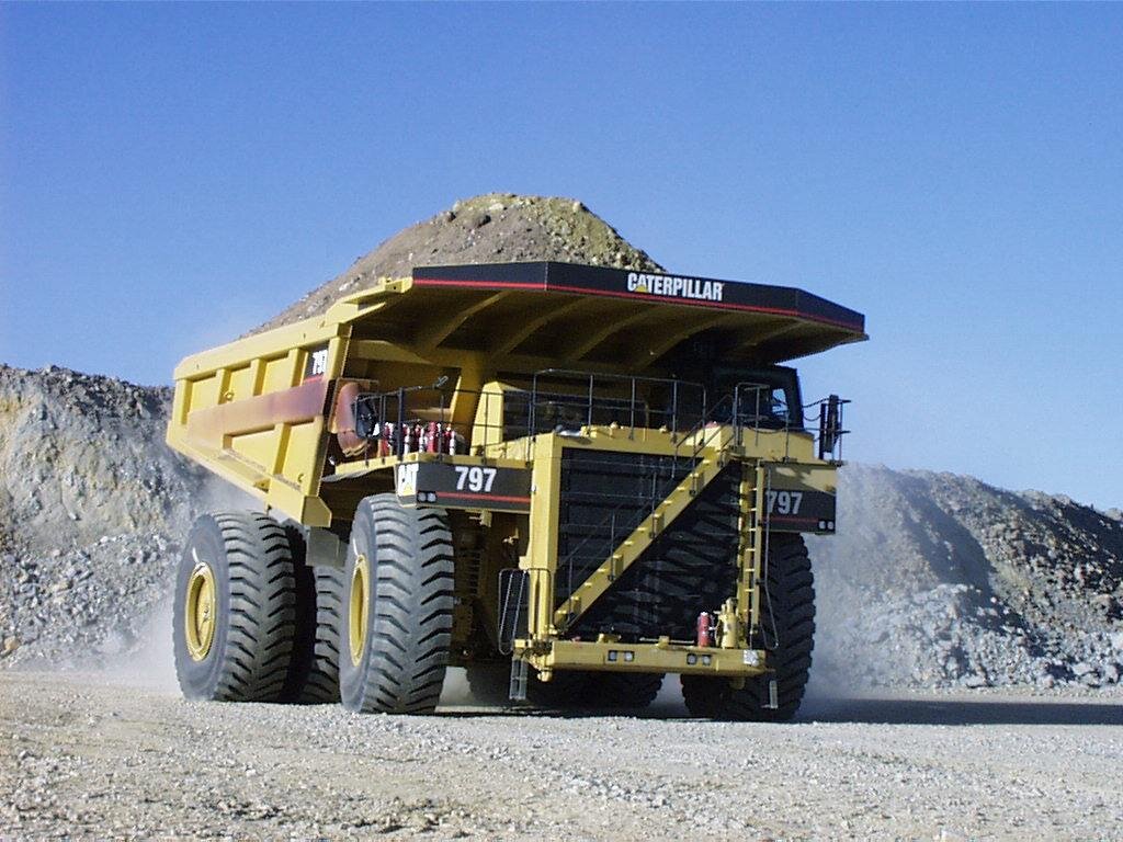 Большой автомобиль фото. Самосвал Caterpillar 797b. Самосвал Катерпиллер 797. Катерпиллер 797 б. Caterpillar 797b грузоподъёмность.