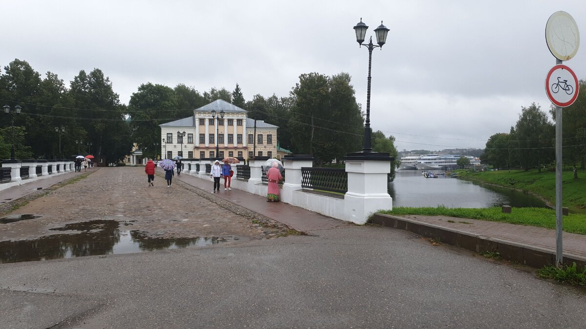 Мост на территорию Углечского кремля