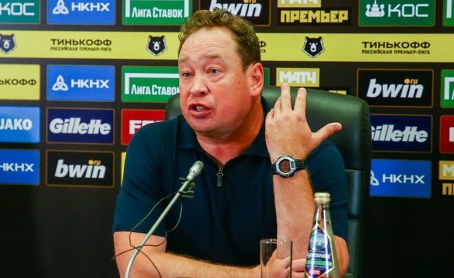 Слуцкий выступает на пресс-конференции