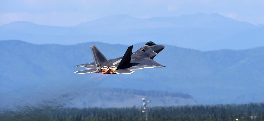 Истребитель F-22 Raptor ВВС США вылетает на тренировку во время учений Arctic ACE на объединенной базе Элмендорф-Ричардсон, Аляска, 17 июля 2017 года. ВВС США / ШТАБ-СЕРЖАНТ УЭСТИН УОРБЕРТОН