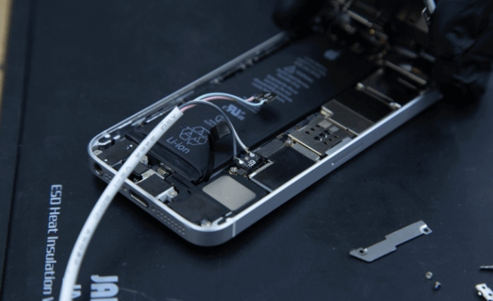 Многие пугаются, когда емкость аккумулятора начинает резко сокращаться.