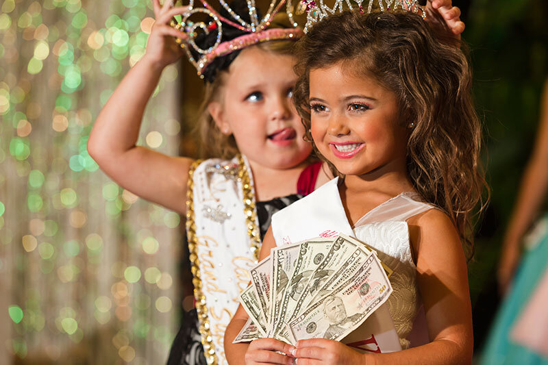 Юная победительница конкурса.