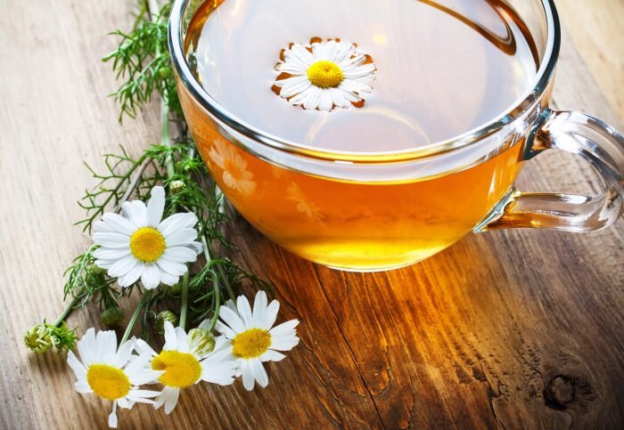 Отвар зверобоя с ромашкой пьют в лекарственных целях