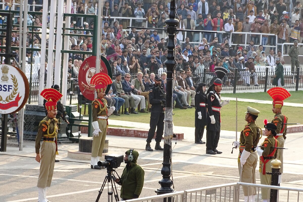 Индия пакистан пограничница. Закрытие границы индии и пакистана. Смена караула индо пакистан. Пограничная церемония. Смена караула индия пакистан.
