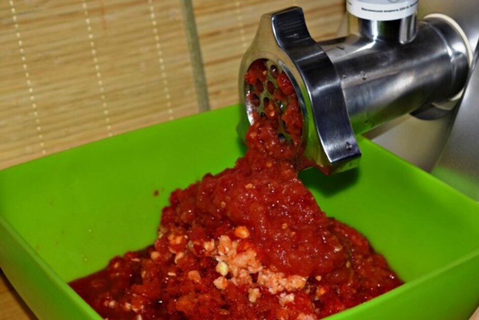 Пропускаем через мясорубку. Помидоры через мясорубку. Аджика острая через мясорубку.